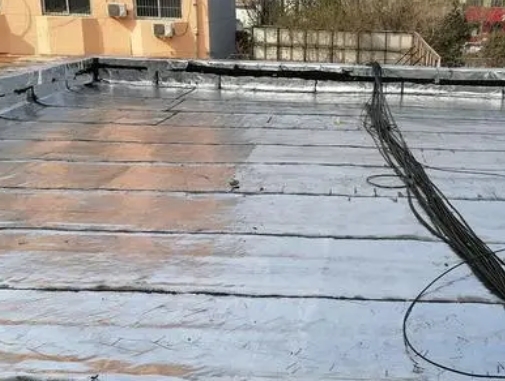 重庆卫生间漏水维修公司分享下重庆屋面楼顶防水刚性防水层施工要点。
